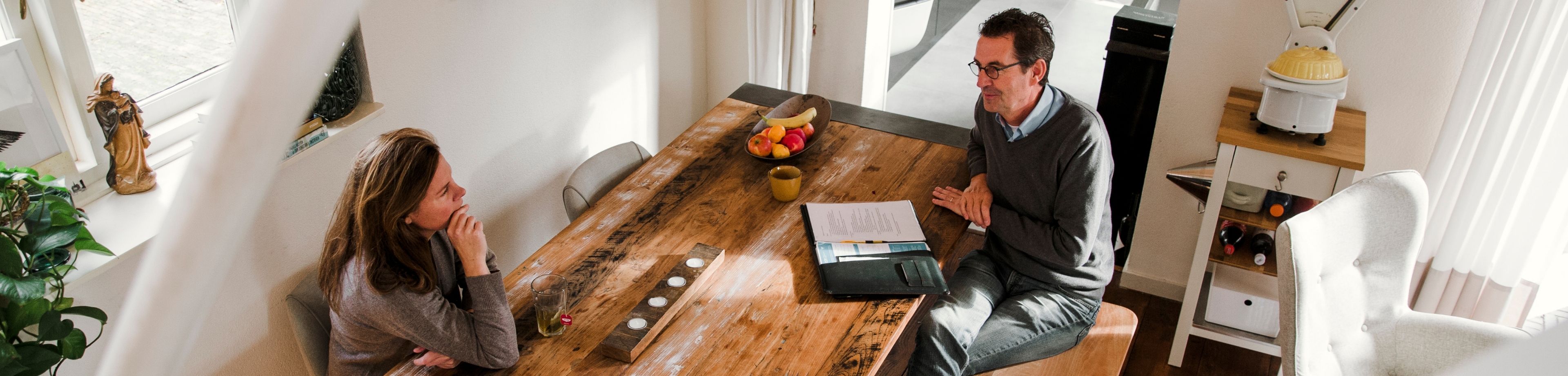 Aan de keukentafel vertelt Kimberly van den Heuvel wat je kunt doen bij brandschade.