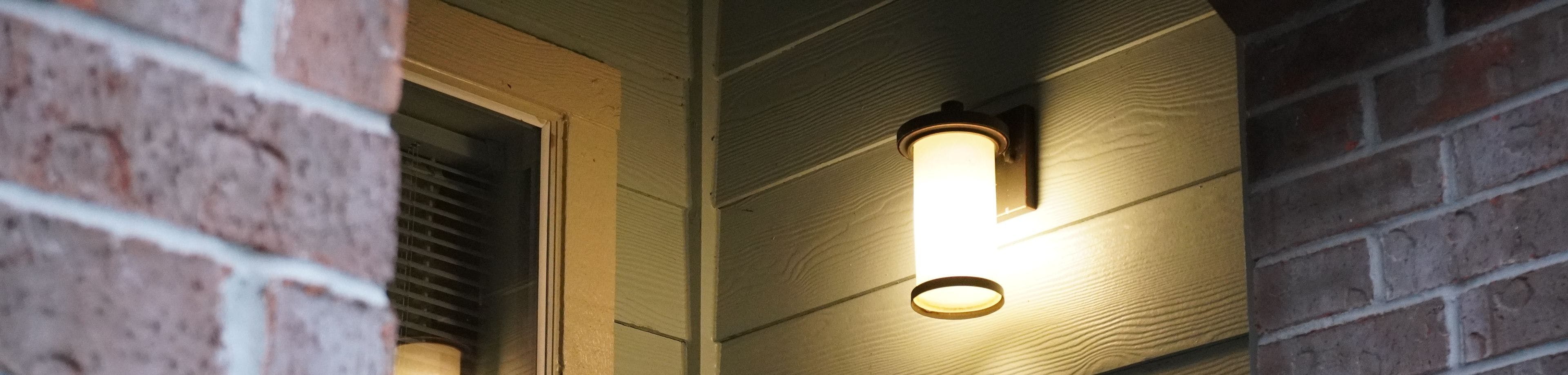 Een buitenlamp aan de gevel van een woonhuis.