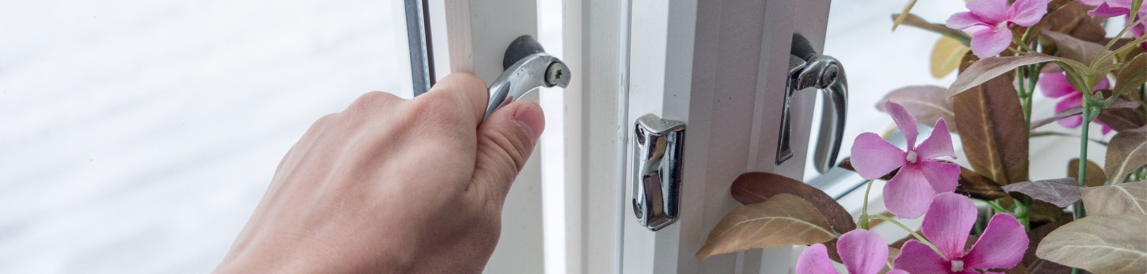 Een raam dat gesloten wordt.