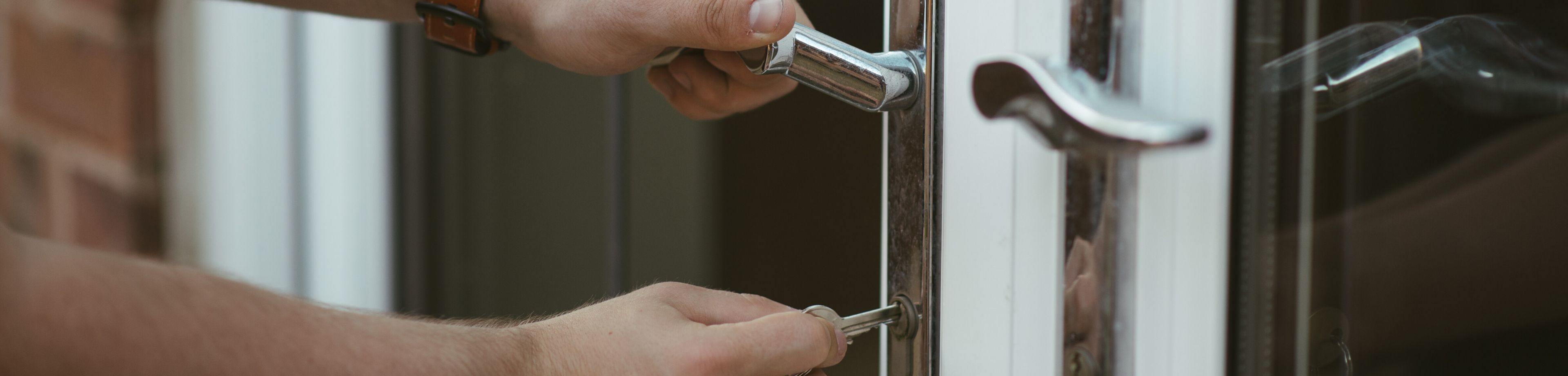 hand draait sleutel in slot