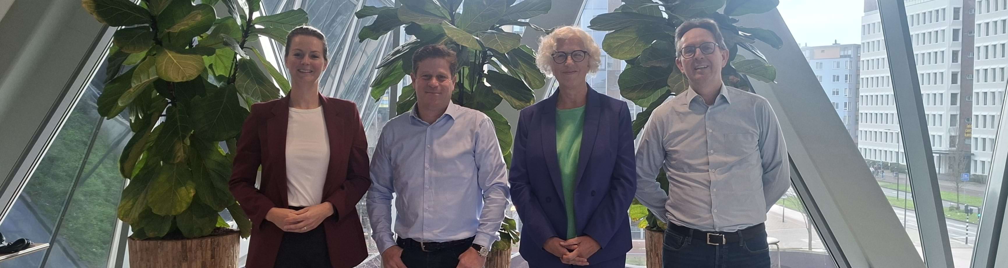 Van links naar rechts: Marie Groenhof, manager Glastuinbouw Achmea, Hans van der Salm, voorzitter HortiQ, Annie van de Riet, AVAG en Bart Stengs, sectormanager Achmea.