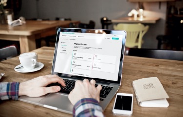 Laptop op tafel | Schrijf je in voor onze nieuwsbrief | Interpolis verzekeringen