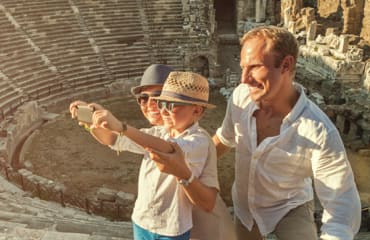 Gezin met moeder, vader en jongetje maken een selfie op vakantie.