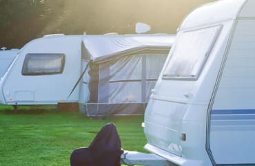 Caravans op een camping.