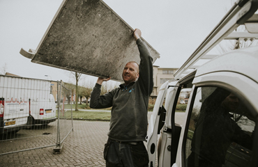 Man met stijgerplaat