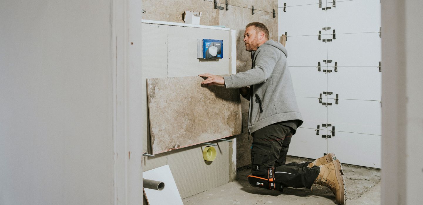 Tegelzetter zet tegel tegen de wand | Heb je inzicht in jouw risico’s? | Interpolis verzekeringen