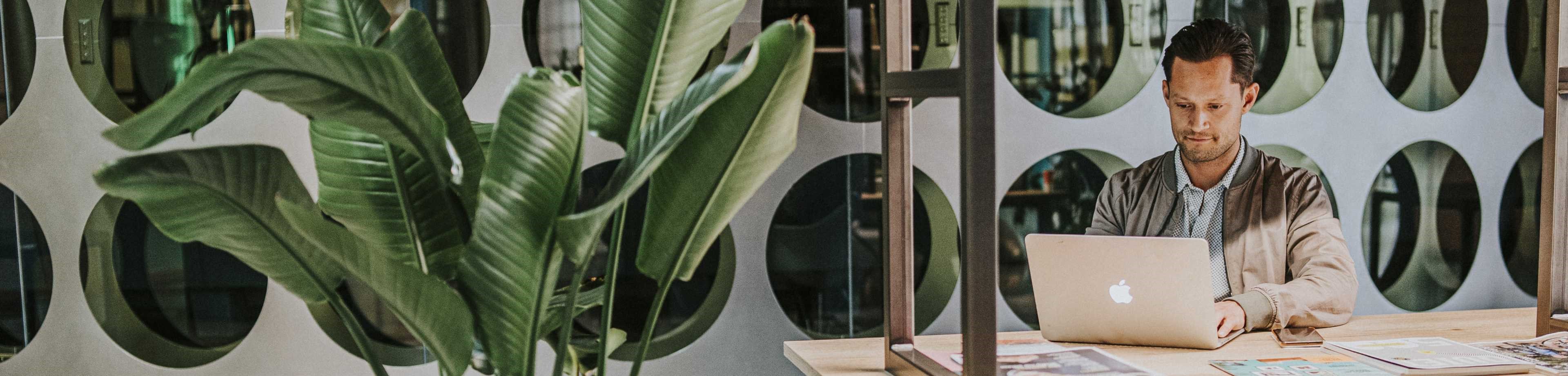 Ondernemer zit achter zijn laptop | Eigen bedrijf starten | Interpolis