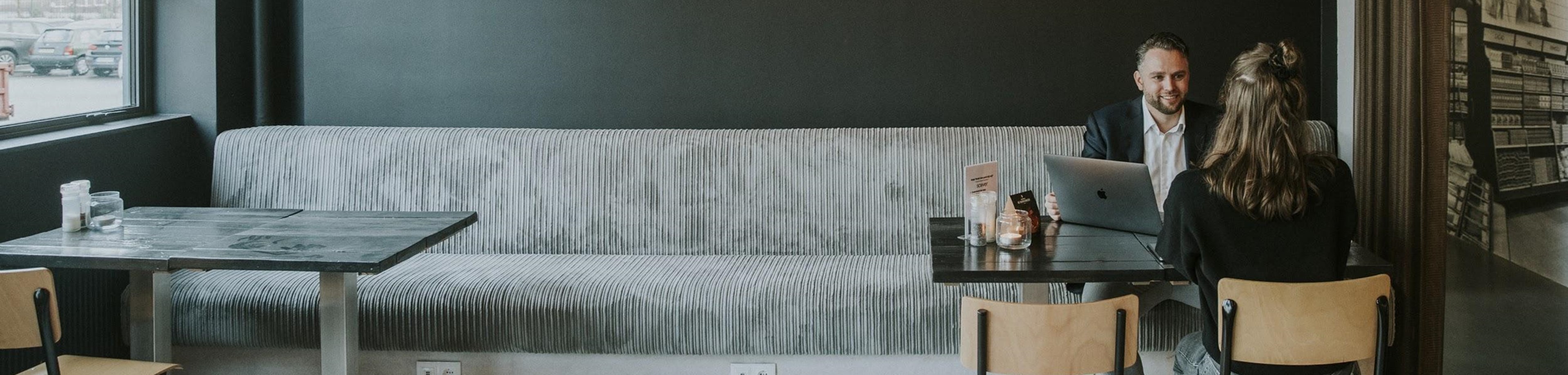 Man en vrouw hebben een netwerkgesprek