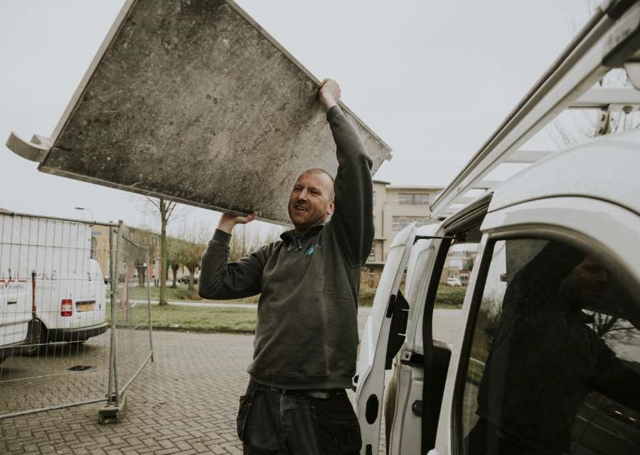 Ondernemer in de bouw draagt steiger | Eigen bedrijf starten | Interpolis