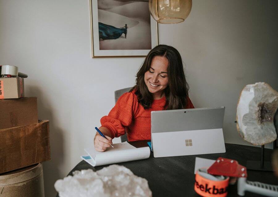 Vrouw doet haar administratie op haar laptop | Eigen bedrijf starten | Interpolis