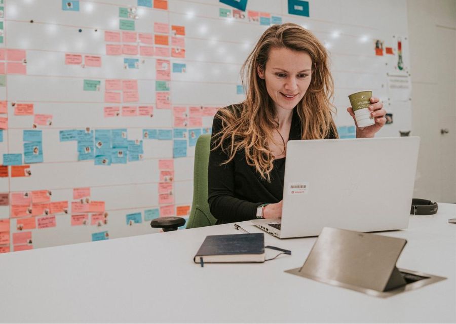 Vrouw werkt achter de laptop voor een whiteboard | Juridisch advies nodig, en geen rechtsbijstandverzekering? | Interpolis juridisch advies zakelijk
