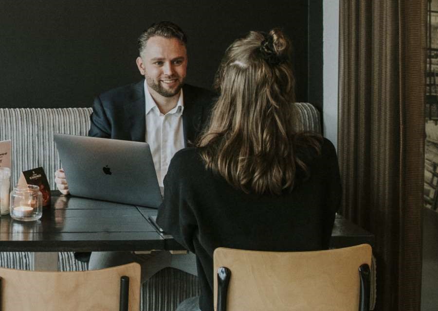 Man geeft vrouw juridisch advies | Eigen bedrijf starten | Interpolis