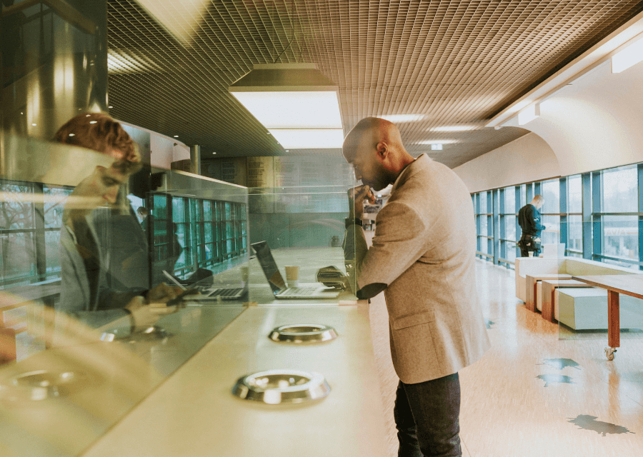 Man werkt staand achter zijn laptop | Eigen bedrijf starten | Interpolis