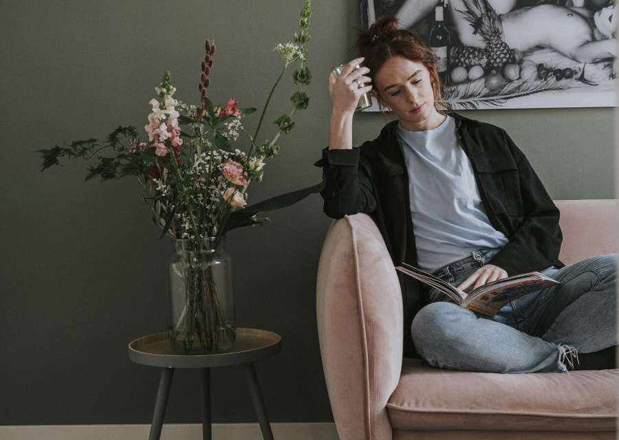 Vrouw zit op de bank en voelt zich niet lekker | Eigen bedrijf starten | Interpolis