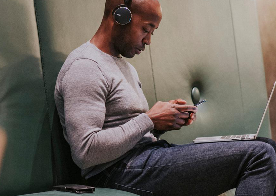 Man kijkt naar zijn mobiele telefoon. I Interpolis Veiligheidsmeter