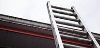 Een ladder die tegen het dak van een woning aanstaat. Door je tuin op te ruimen en opklimmen te voorkomen, verklein je de kans dat inbrekers binnenkomen.