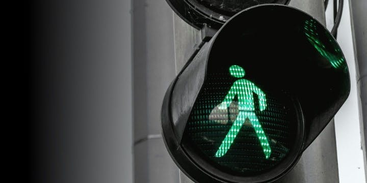 Voetgangersstoplicht dat op groen staat