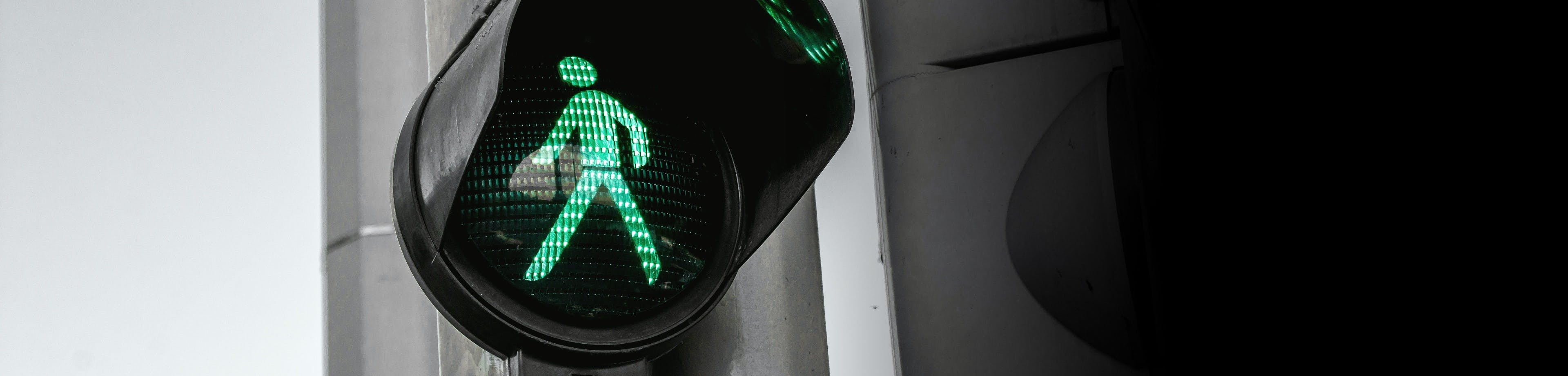 Voetgangersstoplicht dat op groen staat
